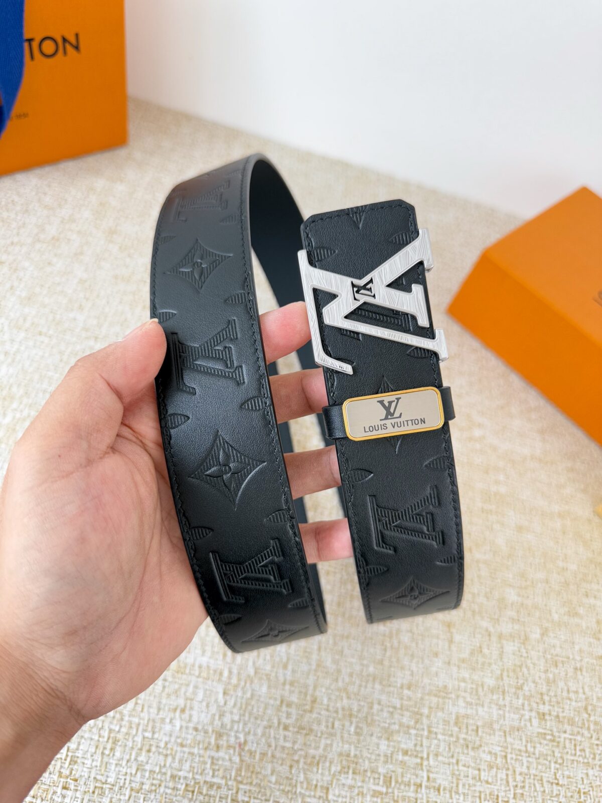 品名： LV..路易..威登✈️腰带•皮带•原单P150 型号：挂扣，经典纯钢材质挂扣，头层牛皮，图片实物拍摄 材料：🐂头层牛皮，挂扣系列，纯钢材质扣头，钯镀电镀工艺永不掉色。原版经典头层牛皮平纹印花➕头层平纹，银扣，可双面使用，纯钢材质扣头，专柜同等质量，送人自用首选✈️ 包装： 如图专柜包装，赠送打孔器，原版电子票，宽度3.8cm