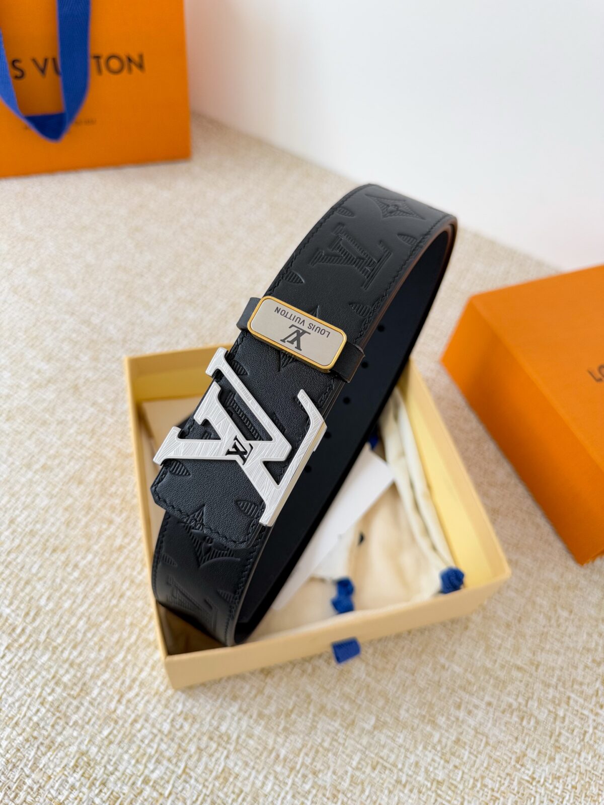 品名： LV..路易..威登✈️腰带•皮带•原单P150 型号：挂扣，经典纯钢材质挂扣，头层牛皮，图片实物拍摄 材料：🐂头层牛皮，挂扣系列，纯钢材质扣头，钯镀电镀工艺永不掉色。原版经典头层牛皮平纹印花➕头层平纹，银扣，可双面使用，纯钢材质扣头，专柜同等质量，送人自用首选✈️ 包装： 如图专柜包装，赠送打孔器，原版电子票，宽度3.8cm