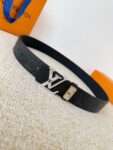 品名： LV..路易..威登✈️腰带•皮带•原单P150 型号：挂扣，经典纯钢材质挂扣，头层牛皮，图片实物拍摄 材料：🐂头层牛皮，挂扣系列，纯钢材质扣头，钯镀电镀工艺永不掉色。原版经典头层牛皮平纹印花➕头层平纹，银扣，可双面使用，纯钢材质扣头，专柜同等质量，送人自用首选✈️ 包装： 如图专柜包装，赠送打孔器，原版电子票，宽度3.8cm