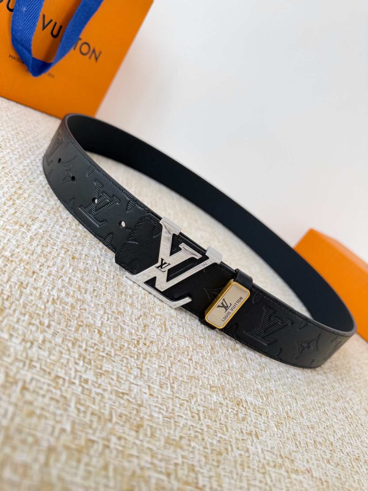 品名： LV..路易..威登✈️腰带•皮带•原单P150 型号：挂扣，经典纯钢材质挂扣，头层牛皮，图片实物拍摄 材料：🐂头层牛皮，挂扣系列，纯钢材质扣头，钯镀电镀工艺永不掉色。原版经典头层牛皮平纹印花➕头层平纹，银扣，可双面使用，纯钢材质扣头，专柜同等质量，送人自用首选✈️ 包装： 如图专柜包装，赠送打孔器，原版电子票，宽度3.8cm