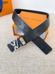 品名： LV..路易..威登✈️腰带•皮带•原单P150 型号：挂扣，经典纯钢材质挂扣，头层牛皮，图片实物拍摄 材料：🐂头层牛皮，挂扣系列，纯钢材质扣头，钯镀电镀工艺永不掉色。原版经典头层牛皮平纹印花➕头层平纹，银扣，可双面使用，纯钢材质扣头，专柜同等质量，送人自用首选✈️ 包装： 如图专柜包装，赠送打孔器，原版电子票，宽度3.8cm