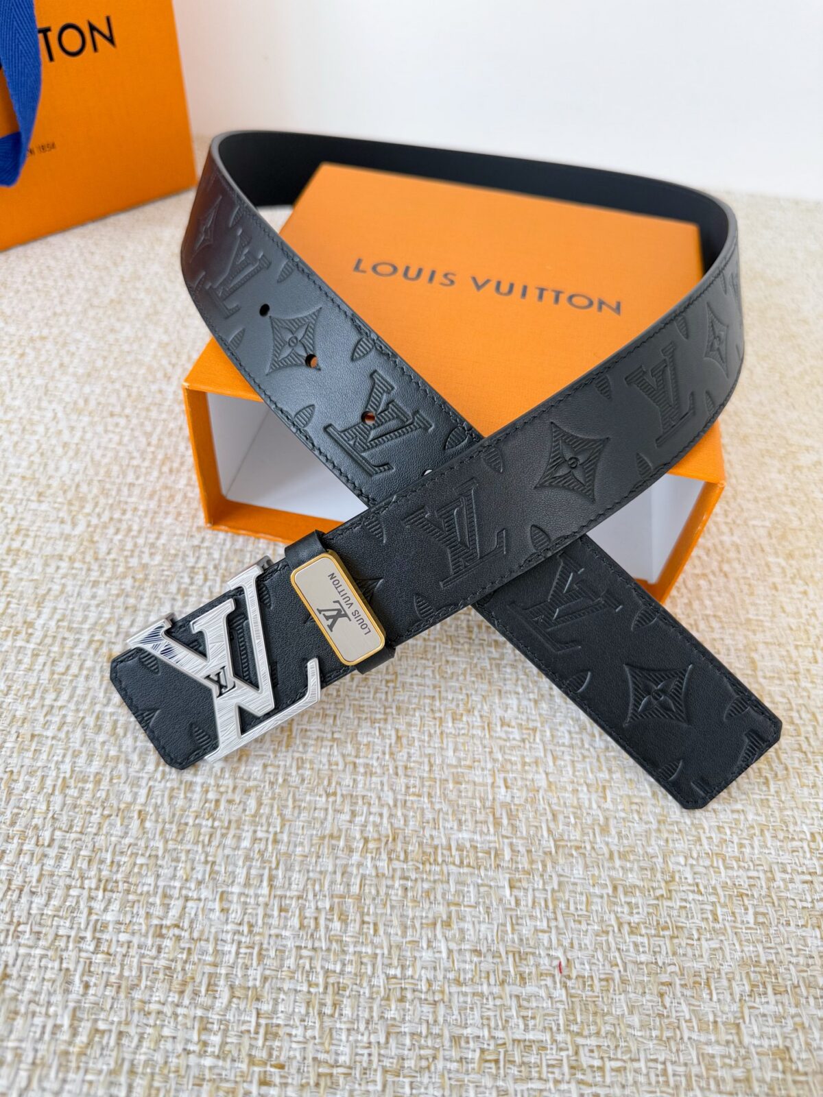 品名： LV..路易..威登✈️腰带•皮带•原单P150 型号：挂扣，经典纯钢材质挂扣，头层牛皮，图片实物拍摄 材料：🐂头层牛皮，挂扣系列，纯钢材质扣头，钯镀电镀工艺永不掉色。原版经典头层牛皮平纹印花➕头层平纹，银扣，可双面使用，纯钢材质扣头，专柜同等质量，送人自用首选✈️ 包装： 如图专柜包装，赠送打孔器，原版电子票，宽度3.8cm