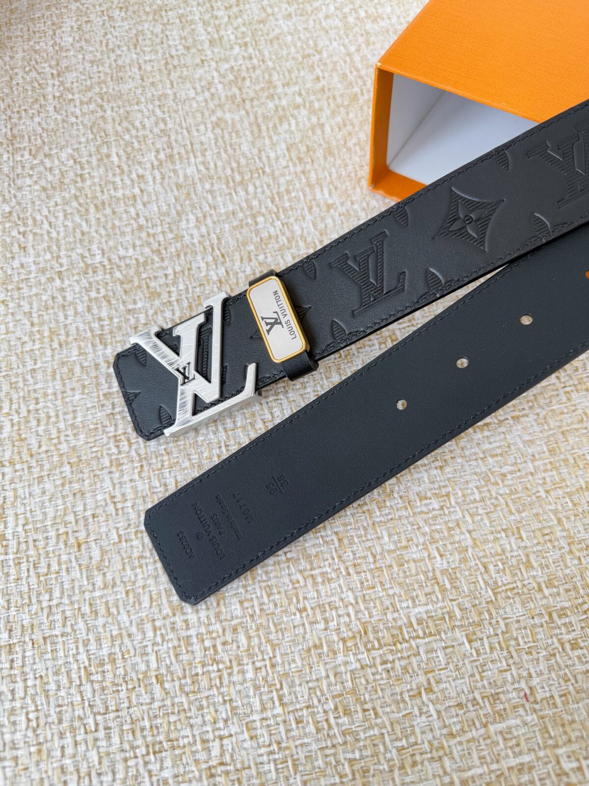 品名： LV..路易..威登✈️腰带•皮带•原单P150 型号：挂扣，经典纯钢材质挂扣，头层牛皮，图片实物拍摄 材料：🐂头层牛皮，挂扣系列，纯钢材质扣头，钯镀电镀工艺永不掉色。原版经典头层牛皮平纹印花➕头层平纹，银扣，可双面使用，纯钢材质扣头，专柜同等质量，送人自用首选✈️ 包装： 如图专柜包装，赠送打孔器，原版电子票，宽度3.8cm
