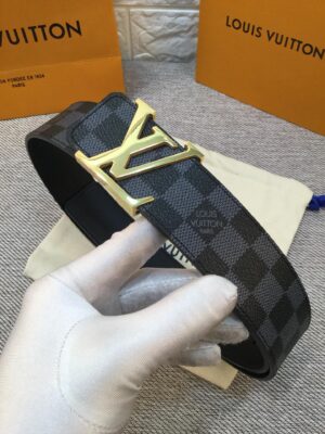 weigou_241808_0_1d5de24a32 P120 :配送专柜全套礼盒包装🎁。 lv:此款腰带采用双面设计,一侧为风格休闲的Damier,另一侧为头层小牛皮底,搭配原单刚扣,原产皮料定制,专柜宽度4:0