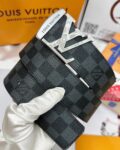 💯皮带：LV..路易..威登️✈️顶级复刻-P140 💯腰带：原单品质🐂百分百进口头层牛皮，保证真皮。雕花镂空🌟工艺.真空电镀.永不掉色.24K纯钢扣🌈头层老花，黑格，棕格，黑花，格仔系列，永恒经典款🎨双面可用✨专柜同等质量， 送人自用首选✈️ 💯包装： 请认准如图专柜包装，赠送打孔器，银联发票，宽度4.0cm