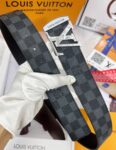 💯皮带：LV..路易..威登️✈️顶级复刻-P140 💯腰带：原单品质🐂百分百进口头层牛皮，保证真皮。雕花镂空🌟工艺.真空电镀.永不掉色.24K纯钢扣🌈头层老花，黑格，棕格，黑花，格仔系列，永恒经典款🎨双面可用✨专柜同等质量， 送人自用首选✈️ 💯包装： 请认准如图专柜包装，赠送打孔器，银联发票，宽度4.0cm