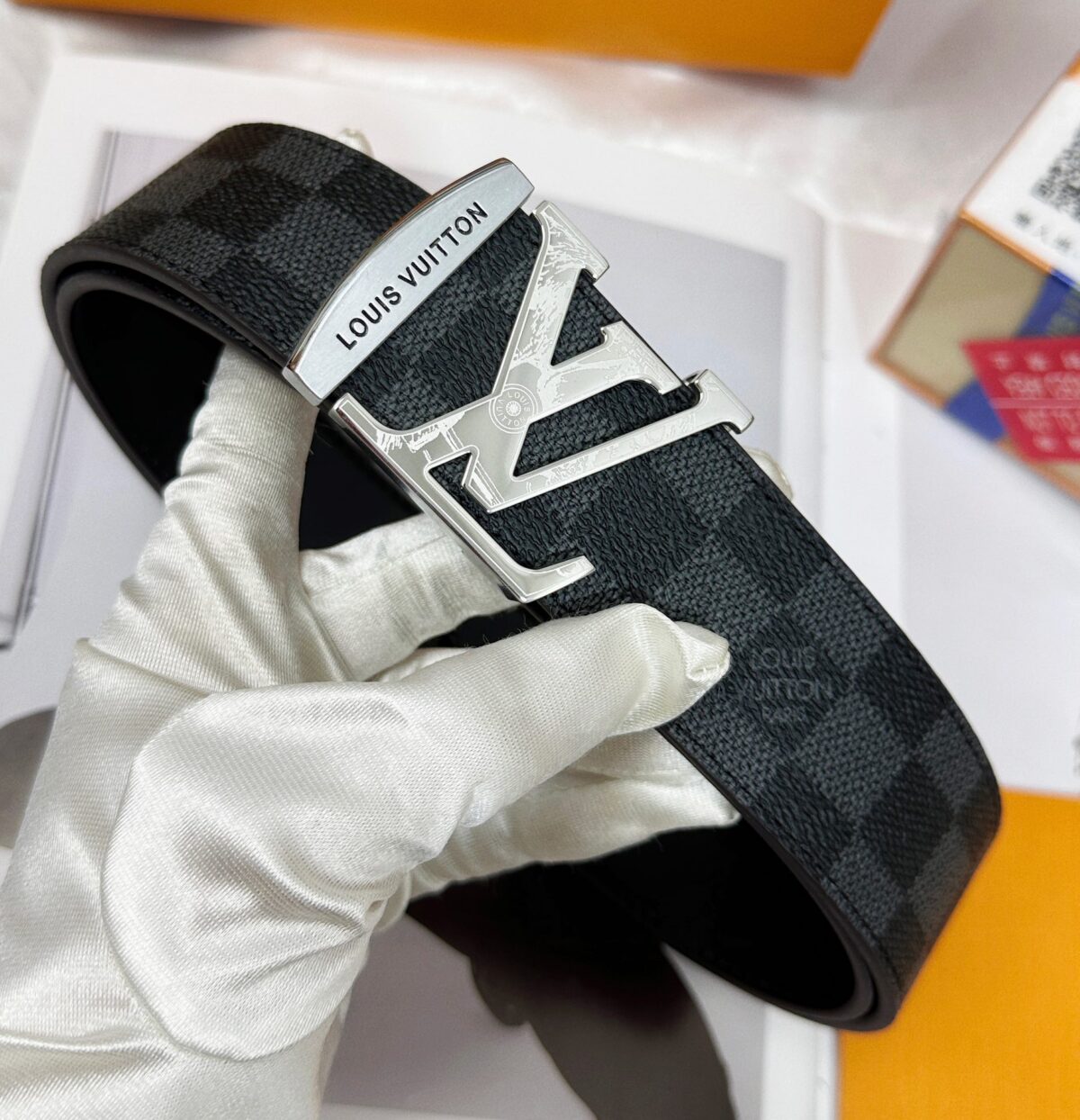 💯皮带：LV..路易..威登️✈️顶级复刻-P140 💯腰带：原单品质🐂百分百进口头层牛皮，保证真皮。雕花镂空🌟工艺.真空电镀.永不掉色.24K纯钢扣🌈头层老花，黑格，棕格，黑花，格仔系列，永恒经典款🎨双面可用✨专柜同等质量， 送人自用首选✈️ 💯包装： 请认准如图专柜包装，赠送打孔器，银联发票，宽度4.0cm