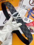 💯皮带：LV..路易..威登️✈️顶级复刻-P140 💯腰带：原单品质🐂百分百进口头层牛皮，保证真皮。雕花镂空🌟工艺.真空电镀.永不掉色.24K纯钢扣🌈头层老花，黑格，棕格，黑花，格仔系列，永恒经典款🎨双面可用✨专柜同等质量， 送人自用首选✈️ 💯包装： 请认准如图专柜包装，赠送打孔器，银联发票，宽度4.0cm