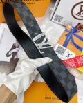 💯皮带：LV..路易..威登️✈️顶级复刻-P140 💯腰带：原单品质🐂百分百进口头层牛皮，保证真皮。雕花镂空🌟工艺.真空电镀.永不掉色.24K纯钢扣🌈头层老花，黑格，棕格，黑花，格仔系列，永恒经典款🎨双面可用✨专柜同等质量， 送人自用首选✈️ 💯包装： 请认准如图专柜包装，赠送打孔器，银联发票，宽度4.0cm