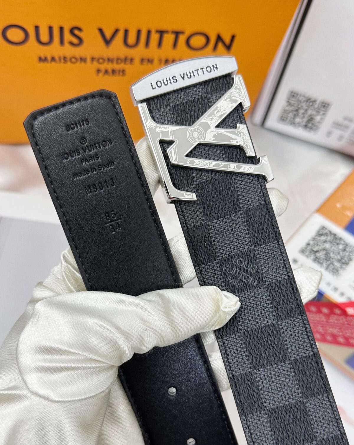💯皮带：LV..路易..威登️✈️顶级复刻-P140 💯腰带：原单品质🐂百分百进口头层牛皮，保证真皮。雕花镂空🌟工艺.真空电镀.永不掉色.24K纯钢扣🌈头层老花，黑格，棕格，黑花，格仔系列，永恒经典款🎨双面可用✨专柜同等质量， 送人自用首选✈️ 💯包装： 请认准如图专柜包装，赠送打孔器，银联发票，宽度4.0cm