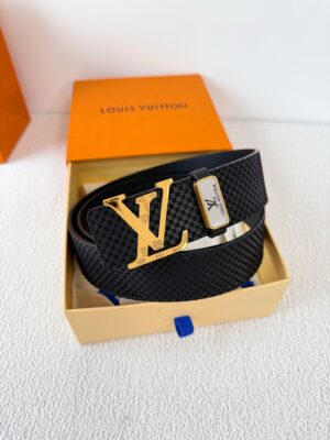 品名： LV..路易..威登✈️腰带•皮带•原单P150 型号：挂扣，经典纯钢材质挂扣，头层牛皮，图片实物拍摄 材料：🐂头层牛皮，挂扣系列，纯钢材质扣头，钯镀电镀工艺永不掉色。经典头层牛皮小米格花纹➕头层牛皮平纹底，金色挂扣，可双面使用，纯钢材质扣头，专柜同等质量，送人自用首选✈️ 包装： 如图专柜包装，赠送打孔器，原版电子票，宽度3.8cm