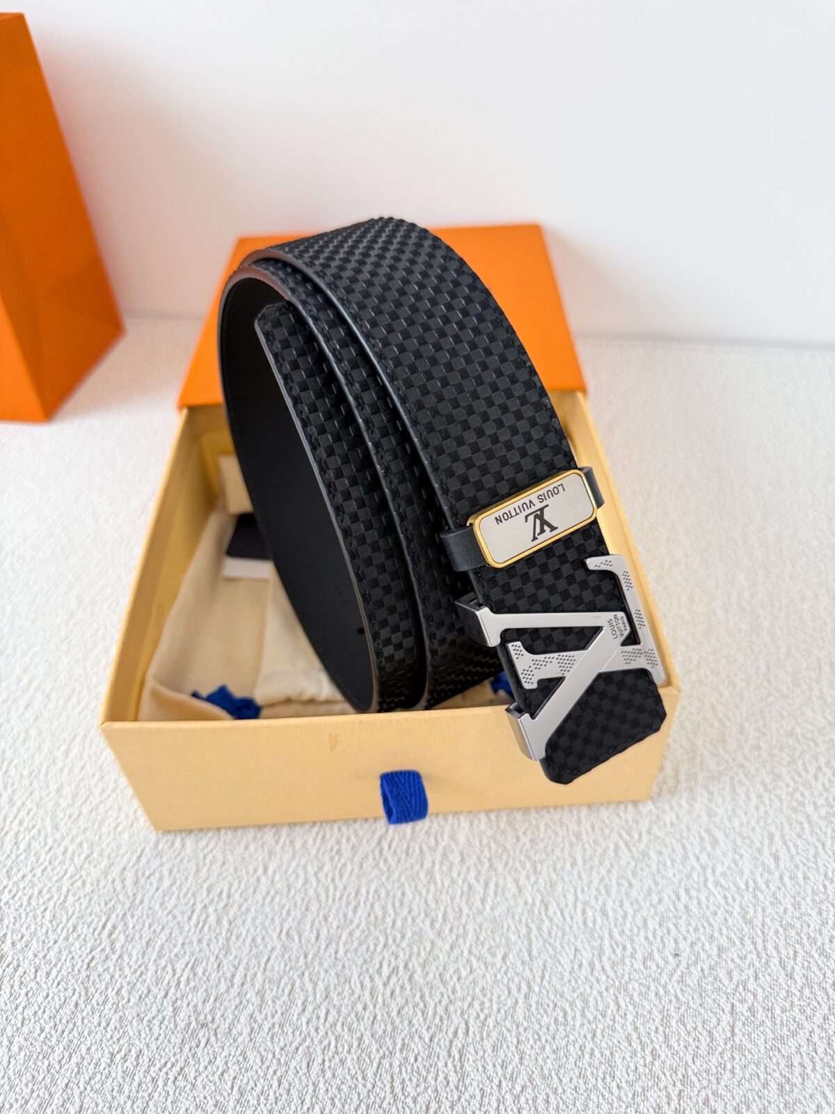 品名： LV..路易..威登✈️腰带•皮带•原单P150 型号：挂扣，经典纯钢材质挂扣，头层牛皮，图片实物拍摄 材料：🐂头层牛皮，挂扣系列，纯钢材质扣头，钯镀电镀工艺永不掉色。经典头层牛皮小米格花纹➕头层牛皮平纹底，银色挂扣，可双面使用，纯钢材质扣头，专柜同等质量，送人自用首选✈️ 包装： 如图专柜包装，赠送打孔器，原版电子票，宽度3.8cm