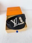 品名： LV..路易..威登✈️腰带•皮带•原单P150 型号：挂扣，经典纯钢材质挂扣，头层牛皮，图片实物拍摄 材料：🐂头层牛皮，挂扣系列，纯钢材质扣头，钯镀电镀工艺永不掉色。经典头层牛皮小米格花纹➕头层牛皮平纹底，银色挂扣，可双面使用，纯钢材质扣头，专柜同等质量，送人自用首选✈️ 包装： 如图专柜包装，赠送打孔器，原版电子票，宽度3.8cm