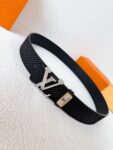 品名： LV..路易..威登✈️腰带•皮带•原单P150 型号：挂扣，经典纯钢材质挂扣，头层牛皮，图片实物拍摄 材料：🐂头层牛皮，挂扣系列，纯钢材质扣头，钯镀电镀工艺永不掉色。经典头层牛皮小米格花纹➕头层牛皮平纹底，银色挂扣，可双面使用，纯钢材质扣头，专柜同等质量，送人自用首选✈️ 包装： 如图专柜包装，赠送打孔器，原版电子票，宽度3.8cm