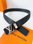 品名： LV..路易..威登✈️腰带•皮带•原单P150 型号：挂扣，经典纯钢材质挂扣，头层牛皮，图片实物拍摄 材料：🐂头层牛皮，挂扣系列，纯钢材质扣头，钯镀电镀工艺永不掉色。经典头层牛皮小米格花纹➕头层牛皮平纹底，银色挂扣，可双面使用，纯钢材质扣头，专柜同等质量，送人自用首选✈️ 包装： 如图专柜包装，赠送打孔器，原版电子票，宽度3.8cm