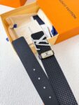 品名： LV..路易..威登✈️腰带•皮带•原单P150 型号：挂扣，经典纯钢材质挂扣，头层牛皮，图片实物拍摄 材料：🐂头层牛皮，挂扣系列，纯钢材质扣头，钯镀电镀工艺永不掉色。经典头层牛皮小米格花纹➕头层牛皮平纹底，银色挂扣，可双面使用，纯钢材质扣头，专柜同等质量，送人自用首选✈️ 包装： 如图专柜包装，赠送打孔器，原版电子票，宽度3.8cm