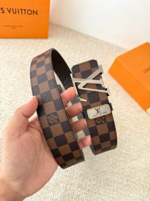 品名： LV..路易..威登✈️腰带•皮带•原单P140 型号：挂扣，经典纯钢材质挂扣，头层牛皮，图片实物拍摄 材料：🐂头层牛皮，挂扣系列，纯钢材质扣头，钯镀电镀工艺永不掉色。原版经典咖格➕头层牛皮印老花，银扣，可双面使用，纯钢材质扣头，专柜同等质量，送人自用首选✈️ 包装： 如图专柜包装带身自带NFC，赠送打孔器，原版电子票，宽度3.8cm