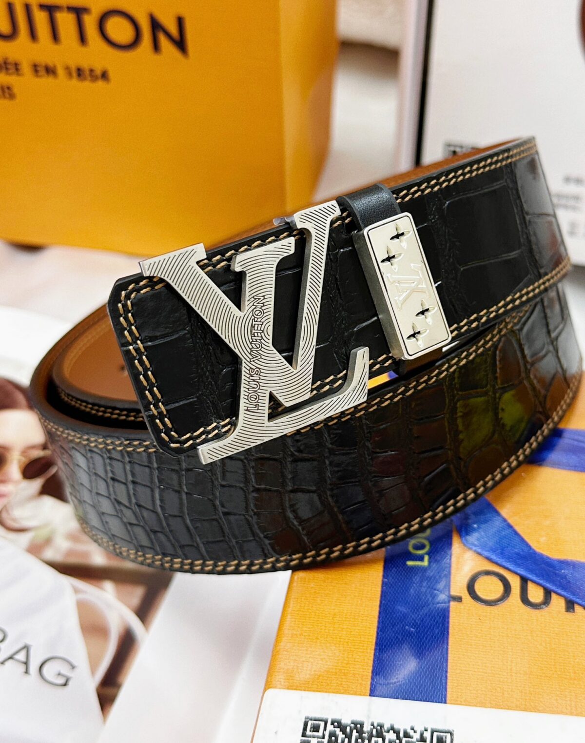 💯皮带：LV..路易..威登️✈️顶级复刻.P150 💯腰带：原单品质🐂百分百进口原厂头层牛皮，保证真皮。雕花镂空🌟工艺.真空电镀.永不掉色.24K纯钢扣🌈鳄鱼皮纹路🎨双面可用✨专柜同等质量， 送人自用首选✈️ 💯包装： 请认准如图专柜包装，赠送打孔器，银联发票，宽度40mm
