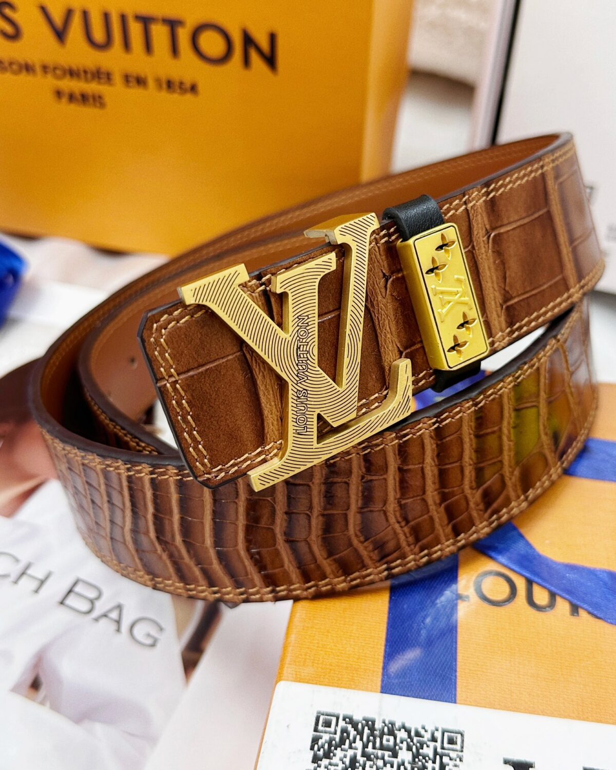 💯皮带：LV..路易..威登️✈️顶级复刻.P150 💯腰带：原单品质🐂百分百进口原厂头层牛皮，保证真皮。雕花镂空🌟工艺.真空电镀.永不掉色.24K纯钢扣🌈鳄鱼皮纹路🎨双面可用✨专柜同等质量， 送人自用首选✈️ 💯包装： 请认准如图专柜包装，赠送打孔器，银联发票，宽度40mm