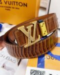 💯皮带：LV..路易..威登️✈️顶级复刻.P150 💯腰带：原单品质🐂百分百进口原厂头层牛皮，保证真皮。雕花镂空🌟工艺.真空电镀.永不掉色.24K纯钢扣🌈鳄鱼皮纹路🎨双面可用✨专柜同等质量， 送人自用首选✈️ 💯包装： 请认准如图专柜包装，赠送打孔器，银联发票，宽度40mm