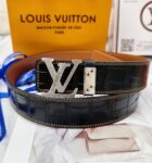 💯皮带：LV..路易..威登️✈️顶级复刻.P150 💯腰带：原单品质🐂百分百进口原厂头层牛皮，保证真皮。雕花镂空🌟工艺.真空电镀.永不掉色.24K纯钢扣🌈鳄鱼皮纹路🎨双面可用✨专柜同等质量， 送人自用首选✈️ 💯包装： 请认准如图专柜包装，赠送打孔器，银联发票，宽度40mm