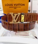 💯皮带：LV..路易..威登️✈️顶级复刻.P150 💯腰带：原单品质🐂百分百进口原厂头层牛皮，保证真皮。雕花镂空🌟工艺.真空电镀.永不掉色.24K纯钢扣🌈鳄鱼皮纹路🎨双面可用✨专柜同等质量， 送人自用首选✈️ 💯包装： 请认准如图专柜包装，赠送打孔器，银联发票，宽度40mm