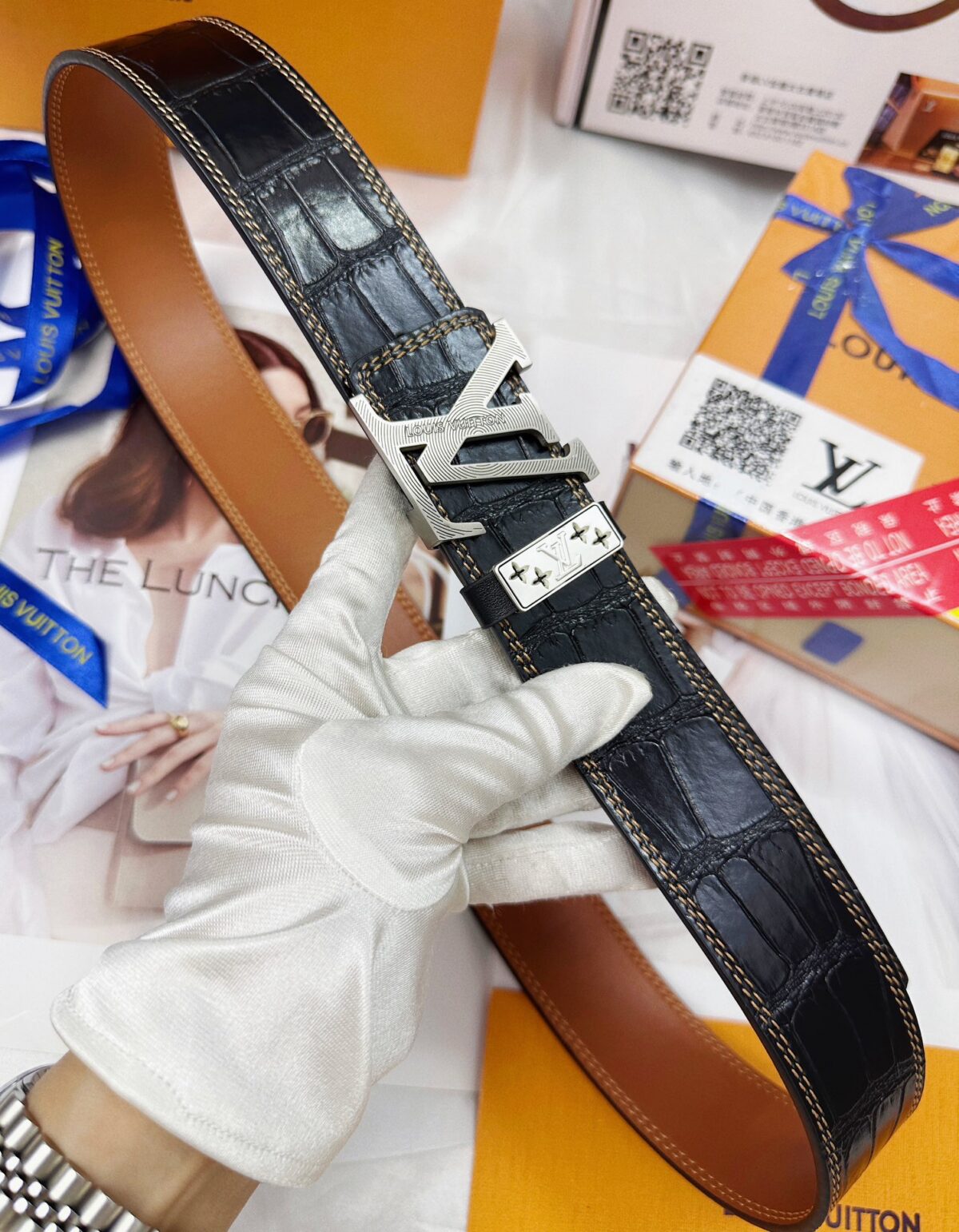 💯皮带：LV..路易..威登️✈️顶级复刻.P150 💯腰带：原单品质🐂百分百进口原厂头层牛皮，保证真皮。雕花镂空🌟工艺.真空电镀.永不掉色.24K纯钢扣🌈鳄鱼皮纹路🎨双面可用✨专柜同等质量， 送人自用首选✈️ 💯包装： 请认准如图专柜包装，赠送打孔器，银联发票，宽度40mm