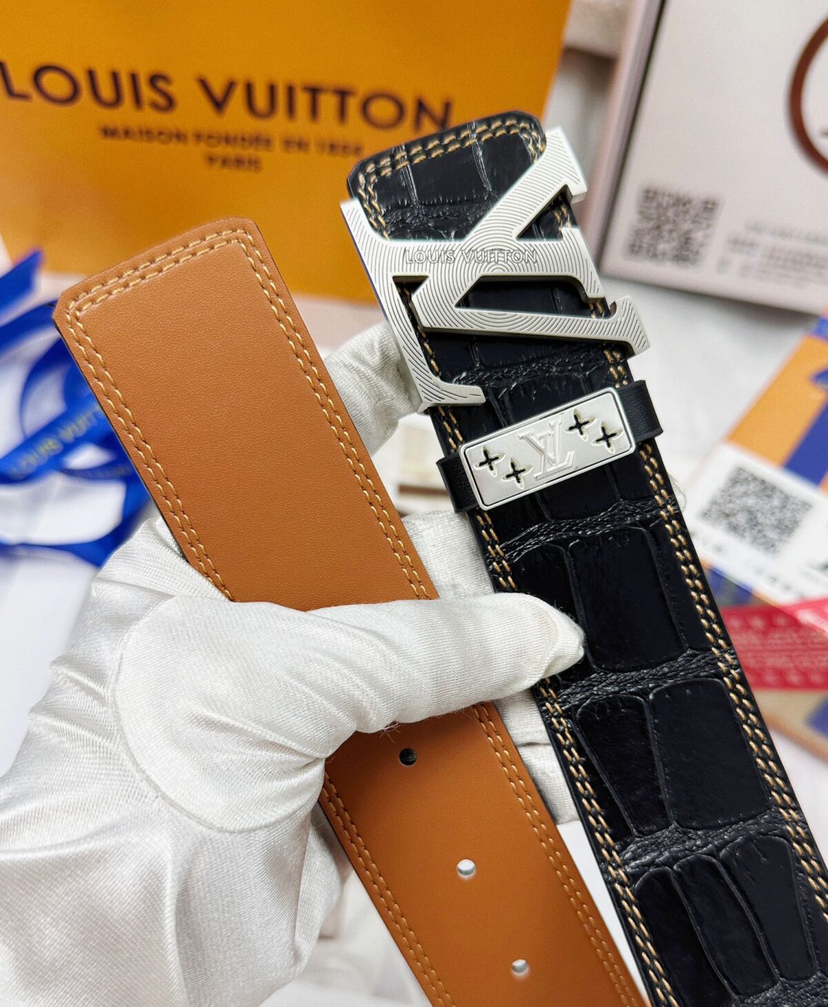 💯皮带：LV..路易..威登️✈️顶级复刻.P150 💯腰带：原单品质🐂百分百进口原厂头层牛皮，保证真皮。雕花镂空🌟工艺.真空电镀.永不掉色.24K纯钢扣🌈鳄鱼皮纹路🎨双面可用✨专柜同等质量， 送人自用首选✈️ 💯包装： 请认准如图专柜包装，赠送打孔器，银联发票，宽度40mm