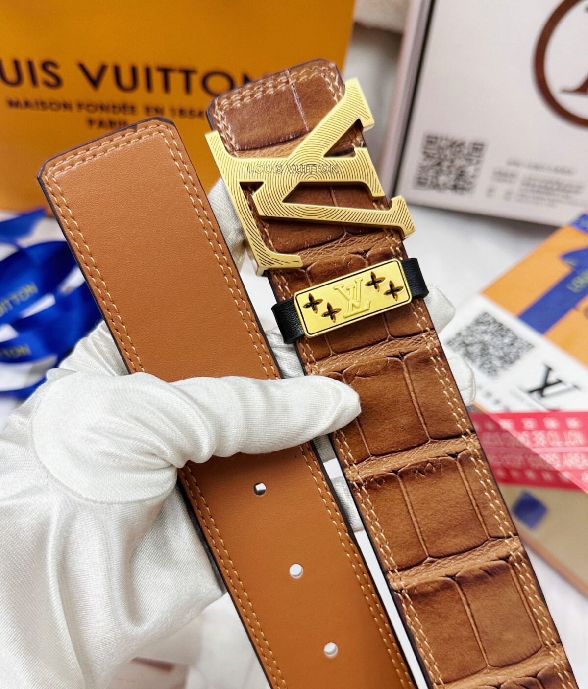 💯皮带：LV..路易..威登️✈️顶级复刻.P150 💯腰带：原单品质🐂百分百进口原厂头层牛皮，保证真皮。雕花镂空🌟工艺.真空电镀.永不掉色.24K纯钢扣🌈鳄鱼皮纹路🎨双面可用✨专柜同等质量， 送人自用首选✈️ 💯包装： 请认准如图专柜包装，赠送打孔器，银联发票，宽度40mm