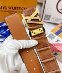 💯皮带：LV..路易..威登️✈️顶级复刻.P150 💯腰带：原单品质🐂百分百进口原厂头层牛皮，保证真皮。雕花镂空🌟工艺.真空电镀.永不掉色.24K纯钢扣🌈鳄鱼皮纹路🎨双面可用✨专柜同等质量， 送人自用首选✈️ 💯包装： 请认准如图专柜包装，赠送打孔器，银联发票，宽度40mm
