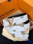 P150 当季新款，LV Initiales Monogram Flower系列40毫米可翻转腰带重新诠释了经典的LV标志，以唤起运动和情感的花纹。在画布一侧，Monogram通过添加白色和金色调的花朵，生动地描绘了每一片花瓣，赋予了它新的生命。白色的皮革背面同样优雅。 白花印百合花。