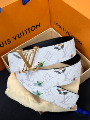 weigou_242004_0_80f753e363 P150 当季新款,LV Initiales Monogram Flower系列40毫米可翻转腰带重新诠释了经典的LV标志,以唤起运动和情感的花纹。在画布一侧,Monogram通过添加白色和金色调的花朵,生动地描绘了每一片花瓣,赋予了它新的生命。白色的皮革背面同样优雅。 白花印百合花。