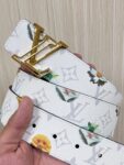 P150 当季新款，LV Initiales Monogram Flower系列40毫米可翻转腰带重新诠释了经典的LV标志，以唤起运动和情感的花纹。在画布一侧，Monogram通过添加白色和金色调的花朵，生动地描绘了每一片花瓣，赋予了它新的生命。白色的皮革背面同样优雅。 白花印百合花。
