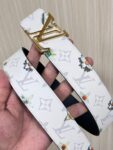 P150 当季新款，LV Initiales Monogram Flower系列40毫米可翻转腰带重新诠释了经典的LV标志，以唤起运动和情感的花纹。在画布一侧，Monogram通过添加白色和金色调的花朵，生动地描绘了每一片花瓣，赋予了它新的生命。白色的皮革背面同样优雅。 白花印百合花。