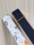 P150 当季新款，LV Initiales Monogram Flower系列40毫米可翻转腰带重新诠释了经典的LV标志，以唤起运动和情感的花纹。在画布一侧，Monogram通过添加白色和金色调的花朵，生动地描绘了每一片花瓣，赋予了它新的生命。白色的皮革背面同样优雅。 白花印百合花。