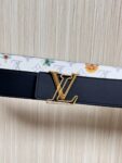 P150 当季新款，LV Initiales Monogram Flower系列40毫米可翻转腰带重新诠释了经典的LV标志，以唤起运动和情感的花纹。在画布一侧，Monogram通过添加白色和金色调的花朵，生动地描绘了每一片花瓣，赋予了它新的生命。白色的皮革背面同样优雅。 白花印百合花。