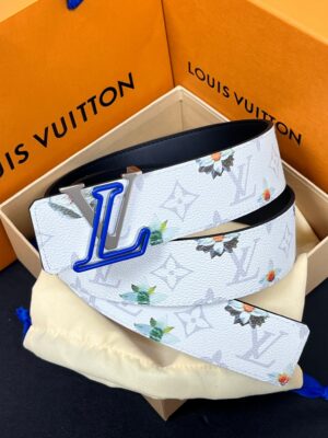 weigou_242019_0_8d6dfcd039 P150 当季新款,LV Initiales Monogram Flower系列40毫米可翻转腰带重新诠释了经典的LV标志,以唤起运动和情感的花纹。在画布一侧,Monogram通过添加白色和金色调的花朵,生动地描绘了每一片花瓣,赋予了它新的生命。白色的皮革背面同样优雅。 白花印百合花