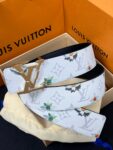 P150 当季新款，LV Initiales Monogram Flower系列40毫米可翻转腰带重新诠释了经典的LV标志，以唤起运动和情感的花纹。在画布一侧，Monogram通过添加白色和金色调的花朵，生动地描绘了每一片花瓣，赋予了它新的生命。白色的皮革背面同样优雅。 白花印百合花