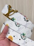 P150 当季新款，LV Initiales Monogram Flower系列40毫米可翻转腰带重新诠释了经典的LV标志，以唤起运动和情感的花纹。在画布一侧，Monogram通过添加白色和金色调的花朵，生动地描绘了每一片花瓣，赋予了它新的生命。白色的皮革背面同样优雅。 白花印百合花