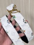 P150 当季新款，LV Initiales Monogram Flower系列40毫米可翻转腰带重新诠释了经典的LV标志，以唤起运动和情感的花纹。在画布一侧，Monogram通过添加白色和金色调的花朵，生动地描绘了每一片花瓣，赋予了它新的生命。白色的皮革背面同样优雅。 白花印百合花