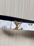 P150 当季新款，LV Initiales Monogram Flower系列40毫米可翻转腰带重新诠释了经典的LV标志，以唤起运动和情感的花纹。在画布一侧，Monogram通过添加白色和金色调的花朵，生动地描绘了每一片花瓣，赋予了它新的生命。白色的皮革背面同样优雅。 白花印百合花