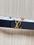 P150 当季新款，LV Initiales Monogram Flower系列40毫米可翻转腰带重新诠释了经典的LV标志，以唤起运动和情感的花纹。在画布一侧，Monogram通过添加白色和金色调的花朵，生动地描绘了每一片花瓣，赋予了它新的生命。白色的皮革背面同样优雅。 白花印百合花