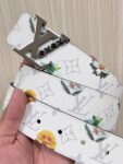 P150 当季新款，LV Initiales Monogram Flower系列40毫米可翻转腰带重新诠释了经典的LV标志，以唤起运动和情感的花纹。在画布一侧，Monogram通过添加白色和金色调的花朵，生动地描绘了每一片花瓣，赋予了它新的生命。白色的皮革背面同样优雅。 白花印百合花