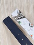 P150 当季新款，LV Initiales Monogram Flower系列40毫米可翻转腰带重新诠释了经典的LV标志，以唤起运动和情感的花纹。在画布一侧，Monogram通过添加白色和金色调的花朵，生动地描绘了每一片花瓣，赋予了它新的生命。白色的皮革背面同样优雅。 白花印百合花