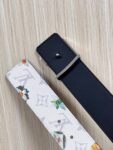 P150 当季新款，LV Initiales Monogram Flower系列40毫米可翻转腰带重新诠释了经典的LV标志，以唤起运动和情感的花纹。在画布一侧，Monogram通过添加白色和金色调的花朵，生动地描绘了每一片花瓣，赋予了它新的生命。白色的皮革背面同样优雅。 白花印百合花