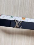 P150 当季新款，LV Initiales Monogram Flower系列40毫米可翻转腰带重新诠释了经典的LV标志，以唤起运动和情感的花纹。在画布一侧，Monogram通过添加白色和金色调的花朵，生动地描绘了每一片花瓣，赋予了它新的生命。白色的皮革背面同样优雅。 白花印百合花