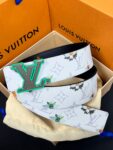 P150 当季新款，LV Initiales Monogram Flower系列40毫米可翻转腰带重新诠释了经典的LV标志，以唤起运动和情感的花纹。在画布一侧，Monogram通过添加白色和金色调的花朵，生动地描绘了每一片花瓣，赋予了它新的生命。白色的皮革背面同样优雅。 白花印百合花