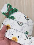 P150 当季新款，LV Initiales Monogram Flower系列40毫米可翻转腰带重新诠释了经典的LV标志，以唤起运动和情感的花纹。在画布一侧，Monogram通过添加白色和金色调的花朵，生动地描绘了每一片花瓣，赋予了它新的生命。白色的皮革背面同样优雅。 白花印百合花