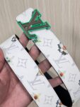 P150 当季新款，LV Initiales Monogram Flower系列40毫米可翻转腰带重新诠释了经典的LV标志，以唤起运动和情感的花纹。在画布一侧，Monogram通过添加白色和金色调的花朵，生动地描绘了每一片花瓣，赋予了它新的生命。白色的皮革背面同样优雅。 白花印百合花