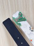 P150 当季新款，LV Initiales Monogram Flower系列40毫米可翻转腰带重新诠释了经典的LV标志，以唤起运动和情感的花纹。在画布一侧，Monogram通过添加白色和金色调的花朵，生动地描绘了每一片花瓣，赋予了它新的生命。白色的皮革背面同样优雅。 白花印百合花